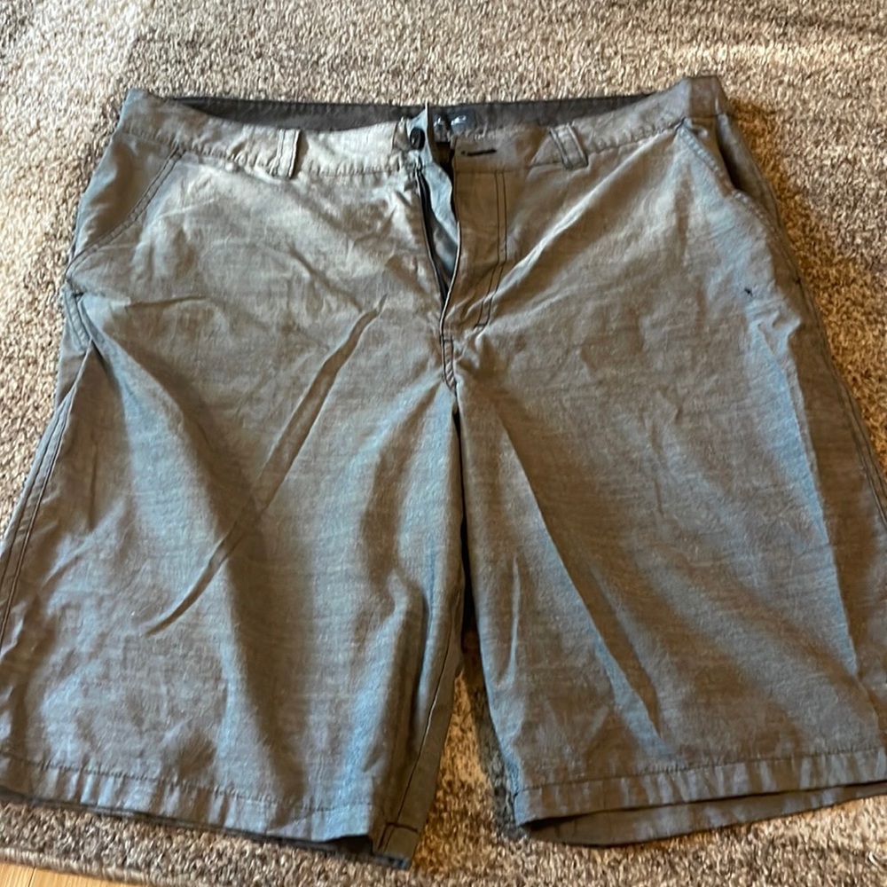 Gray mens size 36 O’NEILL shorts barely worn - Picture 1 of 7